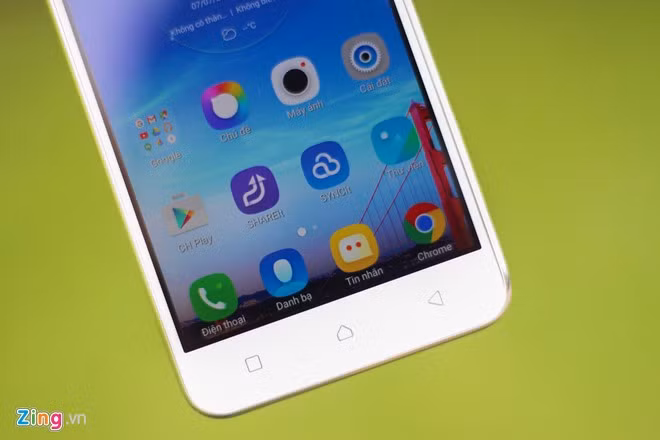 Vibe K5 chạy hệ điều hành Android 5.1, các icon được tùy biến khá đẹp. 3 phím điều hướng nằm ngoài màn hình giúp mở rộng tối đa diện tích hiển thị của màn hình.