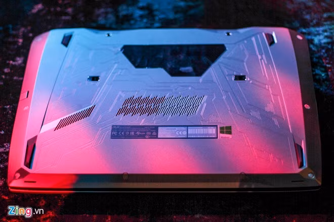 Mặt lưng được thiết kế hầm hố, một phần nhỏ của vỏ máy được làm bằng kính, người dùng có thể nhìn được các chi tiết bên trong.