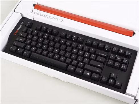 Trong 2 sản phẩm mới này, ngoại trừ bàn phím Das Keyboard 4 Professional for MAC được thiết kế dành riêng cho người dùng máy tính MAC, mẫu Das Keyboard 4C Professional có thể dùng cho bất kỳ PC hay laptop nào hỗ trợ ngõ USB truyền thống. Không chỉ khác biệt trong tên gọi và nhóm khách hàng sử dụng, 2 mẫu bàn phím Das Keyboard còn được nhà sản xuất thiết kế kiểu dáng hoàn toàn khác nhau.