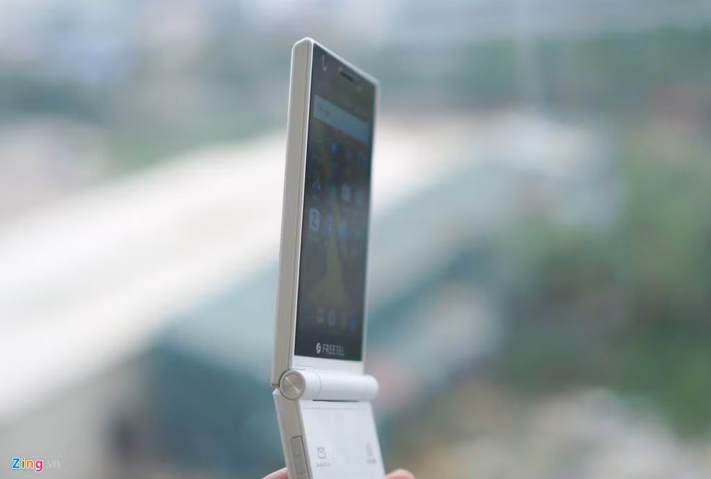 Máy chạy nền tảng Android 5.1, ra mắt dịp đầu năm vừa qua.