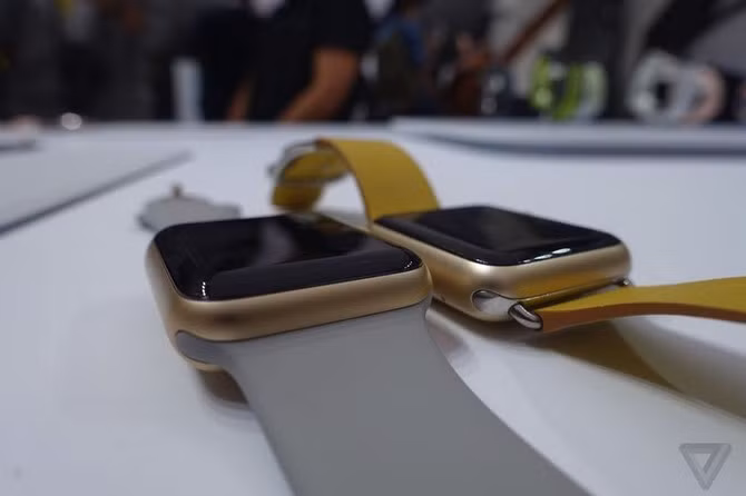 Thoạt nhìn, Apple Watch Series 2 không có gì thay đổi về ngoại hình so với người tiền nhiệm ra mắt cách đây 2 năm. Những cải tiến đáng giá nhất nằm ở phần cứng và phần mềm. 