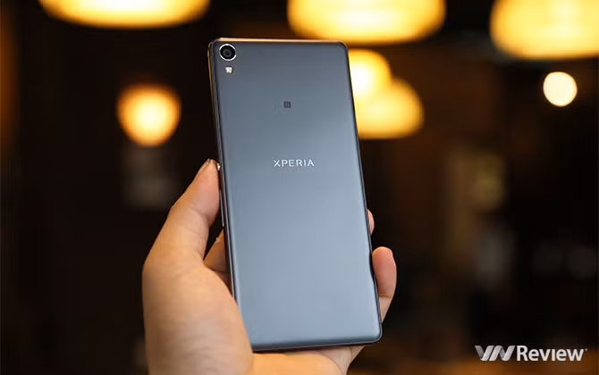 Xperia XA có màn hình cong 2.5D và viền màn hình rất mảnh khiến thân máy thon gọn, cảm giác trông dài hơn so với các điện thoại hiện nay. Thân máy cũng khá mỏng (7,9mm) và trọng lượng nhẹ (134g). Khung kim loại bo tròn giống với dòng X cao cấp. Đặc biệt trên phiên bản màu xám đen, tấm nhựa polycarbonate mặt lưng được xử lý bề mặt tuyệt vời: mịn, bám tay, ít lưu dấu vân tay và ăn khớp với khung kim loại. Các chi tiết trên máy cũng được hoàn thiện tốt. Những đường ghép ăn khớp với nhau rất khít và những cổng, phím được phay cắt gọn gàng.
