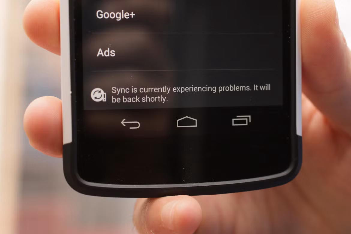 Sự cố đồng bộ. Đầu tiên, bảo đảm đã kết nối với Internet và dịch vụ đồng bộ như Google hay Dropbox không gặp sự cố gián đoạn. Kiểm tra mật khẩu đúng hay chưa và thử kết nối lại. Nếu vẫn không thành công, xóa tài khoản khỏi thiết bị và đăng nhập lại.