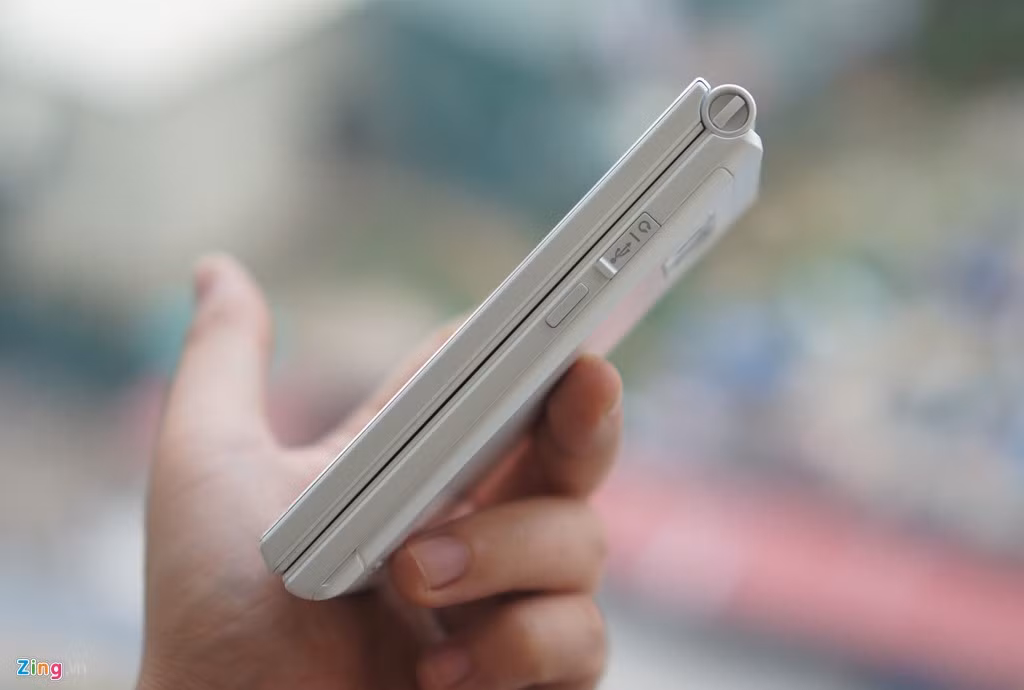 Thiết bị này cũng không có jack cắm tai nghe. Thay vào đó, nó có đầu chuyển để sử dụng với cổng micro USB.