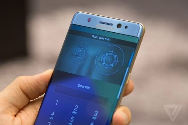 Công nghệ quét võng mạc. Iris Scanner - tính năng được giới công nghệ mong chờ nhất cuối cùng cũng đã xuất hiện trên Samsung Galaxy Note 7. Công nghệ quét võng mạc sẽ cho phép smartphone bảo mật tốt hơn so với công nghệ cảm biến vân tay mà các hãng đang dùng hiện nay. Tính năng này cũng được dùng để khóa ứng dụng, ảnh, các đoạn ghi chú hoặc nội dung khác trong một tệp tin bảo mật riêng.