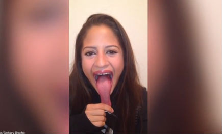 Gerkary Bracho với chiếc lưỡi cực dài của mình.