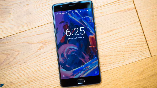 2. OnePlus 3. Đứng tiếp theo trong danh sách là OnePlus 3 với giá 399 USD (tương đương khoảng 9 triệu đồng). Flagship thứ 3 của OnePlus vẫn cho những thông số kỹ thuật cao như trang bị camera 16 MP, vi xử lí Snapdragon 820 và màn hình 5.5 inch. Thời lượng sử dụng pin cho kết quả ấn tượng 14 giờ 17 phút. Thiết bị được tích hợp công nghệ sạc nhanh của hãng.