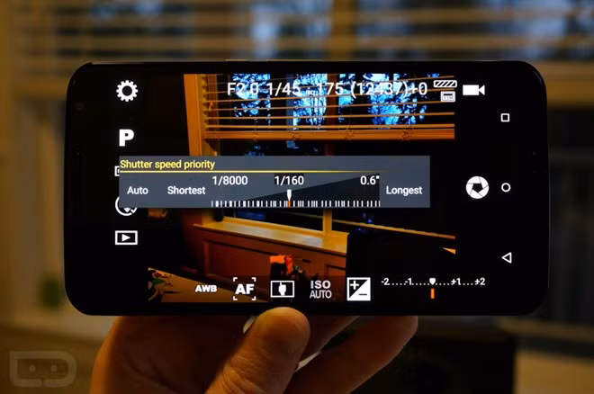 4. Camera FV-5 (Camera+): Để có những bức ảnh đẹp, độc đáo, ngoài yêu cầu về “cơ sở vật chất” cùng năng khiếu nhiếp ảnh sẵn có, người chụp còn phải biết sử dụng những phần mềm chỉnh sửa để hỗ trợ. Ngoài các tính năng giống với ứng dụng gốc bao gồm: chế độ chụp bổ sung, hẹn giờ, chống rung, phơi sáng, lấy nét, Camera FV-5 còn có thêm một vài ưu điểm khác như: cân bằng sáng, điều chỉnh tốc độ màn trập, hỗ trợ định dạng RAW 16-bit, HDR…