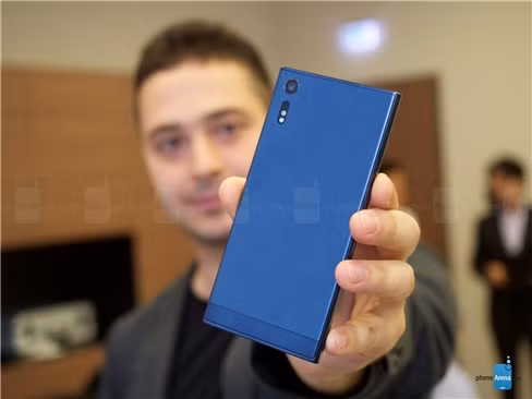 Theo Sony, vật liệu này không mang lại cảm giác lạnh lẽo khi cầm trên tay. Thay vào đó chiếc Sony Xperia XZ sẽ mang lại cảm giác ấm áp, gần gũi hơn và quan trọng là mang lại một bề mặt bóng bẩy rất riêng. Sony cũng đảm bảo vật liệu mà Xperia XZ sử dụng giúp máy đạt chuẩn IP68 đồng nghĩa với việc có khả năng chống thấm nước mạnh mẽ.