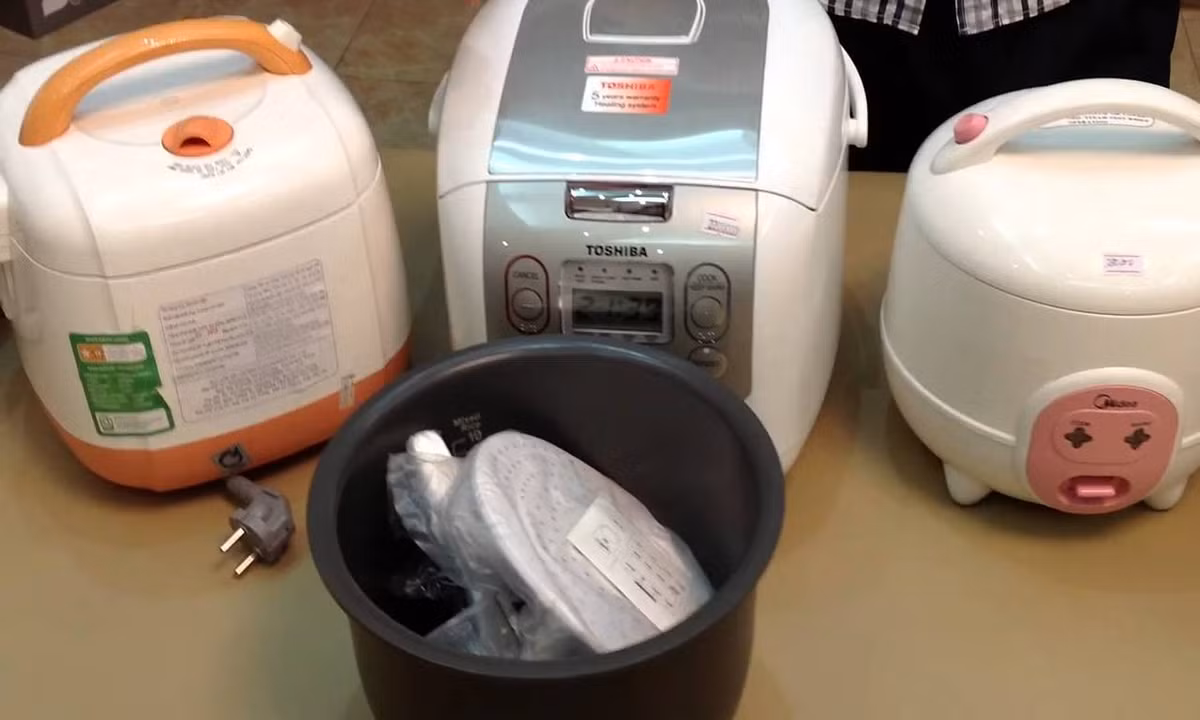 Lựa chọn thiết kế nồi: Với một số người, màu sắc và hình dáng của nồi là vô cùng quan trọng. Hiện nay trên thị trường có rất nhiều loại nồi với các màu sắc nổi bật như: xanh, tím, đỏ, hồng… do vậy trước khi mua cần cân nhắc theo sở thích và không gian bếp để chọn nồi thích hợp.