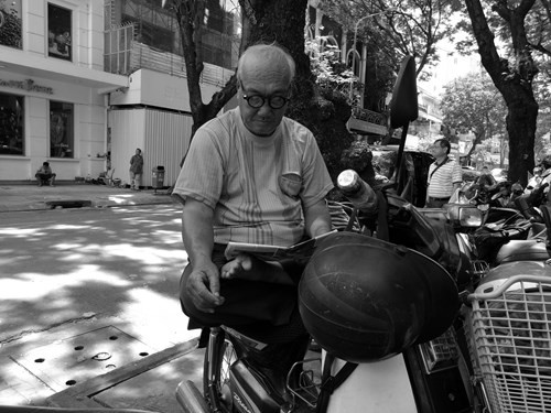 Trong khi đó, nhiếp anh gia Antondat có ý kiến gần như tương đồng: "Chế độ chụp ảnh trắng đen trên Huawei P9 cho chất lượng thật sự xuất sắc. Độ tương phản, vùng chuyển trắng đen, thang sắc độ đều rất tốt.