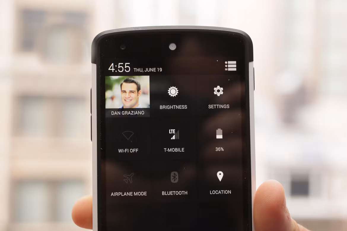 Vấn đề kết nối. Nếu gặp sự cố khi kết nối Bluetooth, Wi-Fi hay mạng di động, hãy kích hoạt chế độ máy bay trong khoảng 30 giây rồi tắt đi và thử kết nối lại lần nữa.