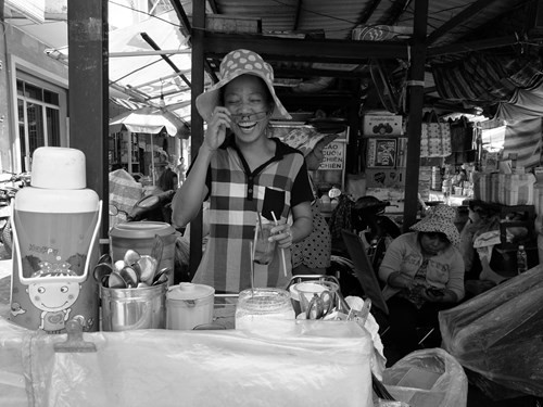 Nhiếp ảnh gia Antondat tại TP. HCM và nhiếp anh gia Chu Việt Hà tại Hà Nội đã thực hiện những bức ảnh đường phố tại hai địa điểm rất khác nhau, nhưng đều có những nét nghệ thuật rất dễ nhận thấy.