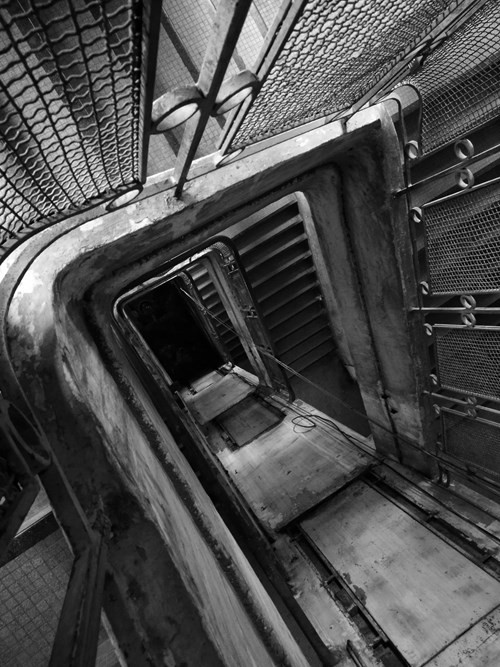 Những bức ảnh dưới đây được sắp xếp không theo trật tự, để dễ nhận ra sự đồng điệu của những bức ảnh đơn sắc qua ống kính Huawei P9, tại 2 địa điểm xa nhau hàng ngàn km.