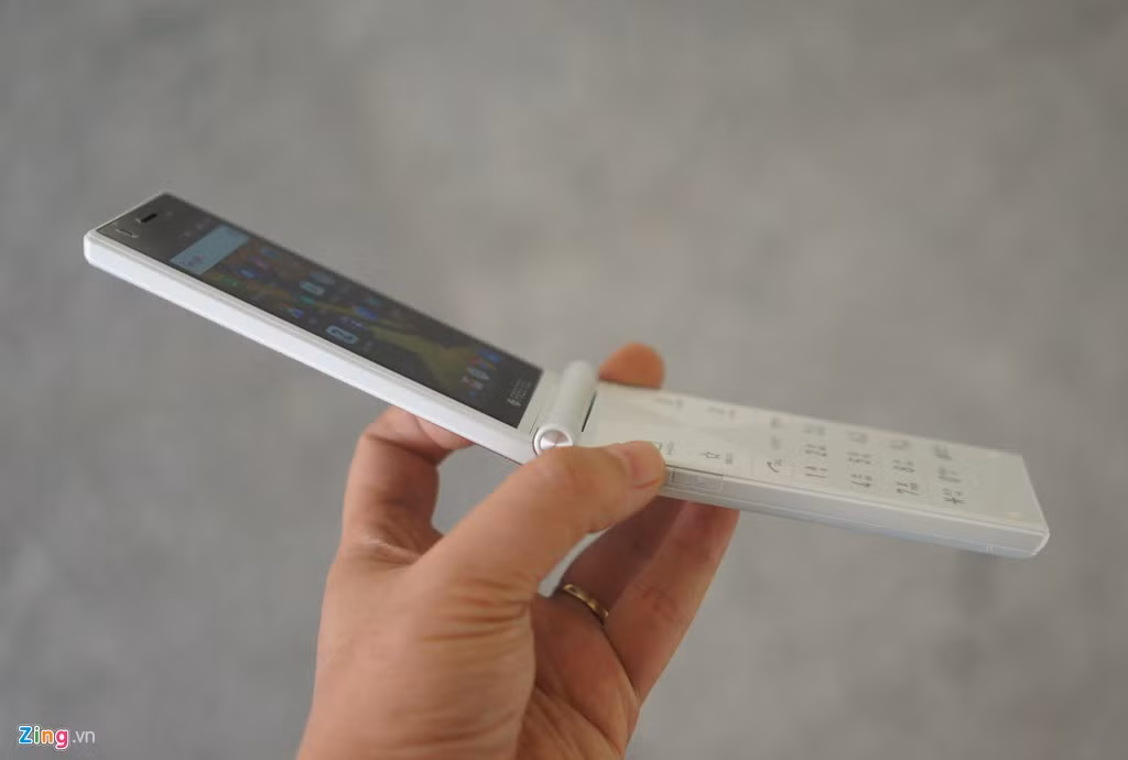 Điện thoại nắp gập này dùng 2 màn hình kích thước 4 inch, độ phân giải 480 x 800 pixel, chip MediaTek, RAM 1 GB, dung lượng lưu trữ trong 8 GB, pin 2.000 mAh có thể tháo rời. Camera của máy có độ phân giải lần lượt 8 và 1,9 megapixel.