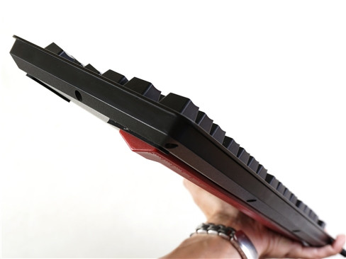 Das Keyboard 4C Professional thuộc dạng bàn phím tenkeyless (vốn cũng có form mẫu gần như bàn phím truyền thống nhưng đã được loại bỏ cụm phím số) nên gọn gàng, thích hợp cho những game thủ thường xuyên phải tham gia các giải đấu tập trung; hoặc những không gian làm việc hạn chế về diện tích.