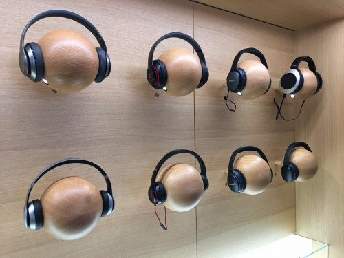 Beats, công ty sản xuất tai nghe nổi tiếng được Apple mua lại, cũng có thể góp mặt tại sự kiện với việc công bố những chiếc tai nghe hỗ trợ cổng Lightning cho iPhone mới.