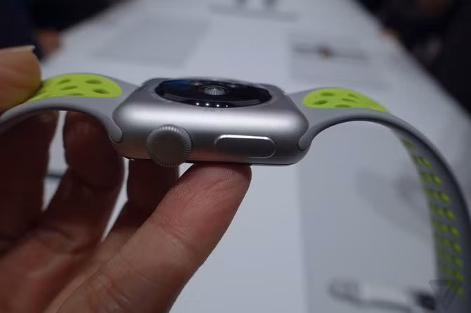 Một trong những điểm nâng cấp đáng giá nhất trên Apple Watch Series 2 là cảm biến GPS. Máy cũng được trang bị khả năng chống nước ở độ sâu tối đa 50 mét - có nghĩa bạn có thể đeo chiếc smartwatch này đi bơi một cách bình thường - nó cũng sẽ theo dõi các hoạt động bơi lội của bạn.