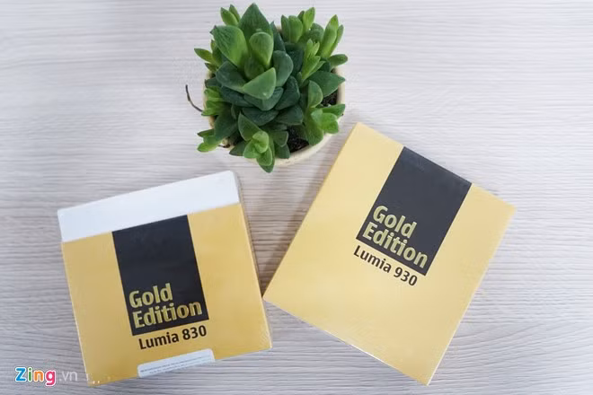 Hai phiên bản đặc biệt của dòng Lumia 830/930 được ca sĩ Đức Tuấn cất giữ cẩn thận, thậm chí 2 chiếc điện thoại này còn chưa được khui hộp. Nam ca sĩ rất thích hai phiên bản này vì chúng là những chiếc điện thoại cuối cùng mang thương hiệu Nokia.