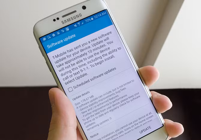 Thay đổi phiên bản hệ điều hành. Trường hợp thời gian sạc pin điện thoại lâu hơn hoặc điện thoại không sạc được từ lúc nâng cấp hệ điều hành thì đó chính là lúc bạn nên quay lại với 1 phiên bản thấp hơn ổn định hơn. Hoặc ngược lại người dùng có thể nâng cấp phiên bản hệ điều hành mới để được cập nhật các bản vá lỗi cho thiết bị.