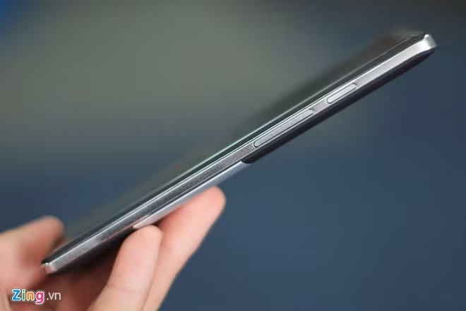 Cụm phím cứng dồn về canh phải, các phím này được thiết kế đơn giản và có thể dễ dàng sử dụng bằng 1 tay.