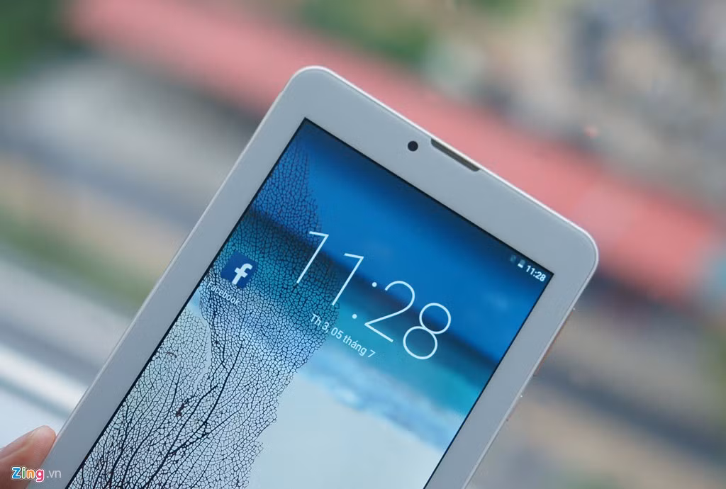 Model này sử dụng loa đơn, đặt ở mặt trước. Màn hình của máy có độ phân giải 1.024 x 600 pixel - không quá ấn tượng. Màn hình này có độ sáng tốt nhưng góc nhìn không rộng, khả năng chống chói ở mức vừa phải.