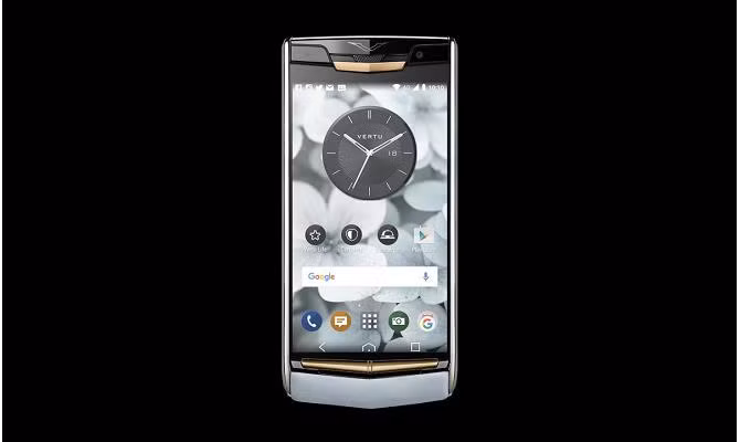 2. Vertu New Signature Touch Sky Blue. Những chiếc điện thoại đẳng cấp của Vertu luôn đi kèm với các tính năng đặc biệt như dịch vụ trực tuyến 24/24 mà bạn có thể gọi điện thoại hoặc nhắn tin đến để được hỗ trợ.