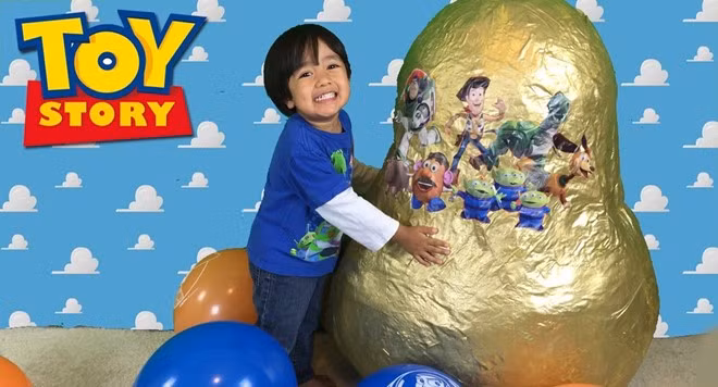 10. Ryan ToysReview (5,6 tỷ lượt xem): Mới hoạt động khoảng 1,5 năm nhưng kênh YouTube của cậu bé Ryan (5 tuổi) đã thu hút lượng theo dõi lớn nhờ các video đánh giá đồ chơi. Bố mẹ và cô là những người trực tiếp giúp đỡ Ryan. Đồ chơi dành cho trẻ em, cuộc phiêu lưu và cả thí nghiệm khoa học là chủ đề chính trong video của Ryan.