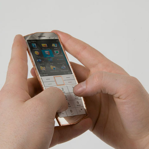 Thiết bị sử dụng bộ vỏ làm bằng đồng và bên trong được tích hợp máy nhiệt điện có chức năng chuyển đổi hơi ấm của cơ thể thành năng lượng. Một khi xuất hiện, chiếc điện thoại của Nokia sẽ là "kẻ huỷ diệt" các nhà sản xuất củ sạc và pin dự phòng.