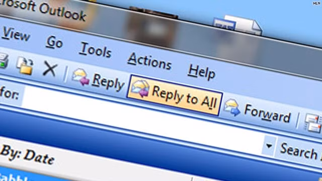 2. Nhấn nút “trả lời tất cả” trong hòm thư điện tử. Nếu làm trong các công ty lớn, chúng ta chẳng lạ những email gửi chung cho cả tòa nhà, bộ phận để thông báo về nội dung gì đó. Nhưng khi trả lời thư, thay vì chỉ “reply” riêng cho người gửi để trình bày nội dung của bản thân, bạn lại nhấn vào “reply all”.