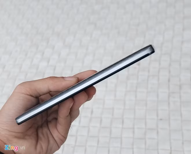 Cạnh trái được để trống, từ góc này có thể thấy mặt lưng được làm hơi ôm cong về sau.