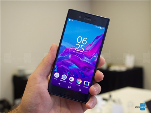 Để tối ưu cho những shot hình, Sony còn trang bị cho Xperia XZ khả năng lấy nét lai Hybrid AF khi chụp ảnh trong môi trường ánh sáng thuận lợi và sẽ tự động chuyển sang lấy nét laser khi môi trường thiếu sáng. Camera trên Xperia XZ cũng hỗ trợ khả năng chống rung 5 trục tựa như các mẫu máy ảnh chuyên nghiệp, khả năng ghi hình 4K với chất lượng âm thanh trong trẻo nhờ thiết kế micro kép.