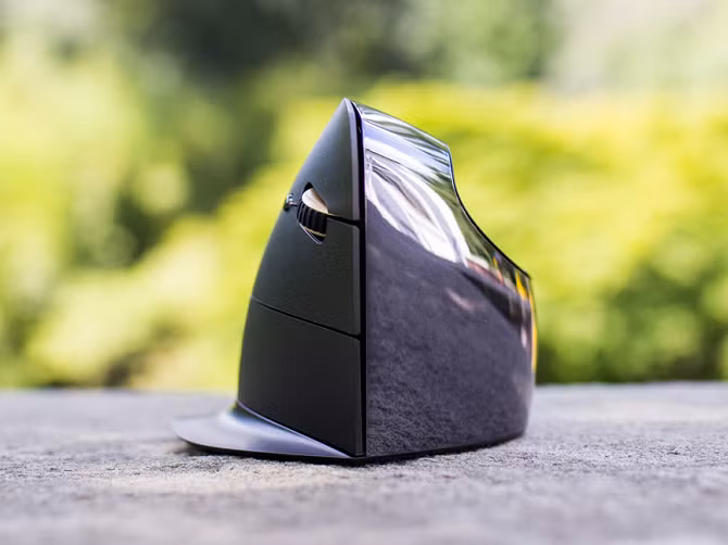 Về cơ bản, người dùng sẽ phải mất một thời gian đầu để học cách sử dụng Vertical Mouse C. Thiết bị có tổng cộng 3 nút bấm chính, trong khi chuột thông thường chỉ có 2 nút.