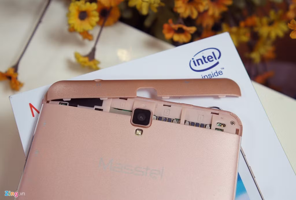 Điểm đáng khen từ sản phẩm này là con chip Intel Atom X3 với kiến trúc 64-bit, 4 nhân xử lý. Ngoài ra, máy cũng trang bị đầy đủ 2 khe cắm SIM, khe cắm thẻ nhớ, cho phép người dùng lắp SIM để nghe, gọi như điện thoại thông minh, hoặc dùng 3G.