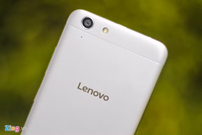 Máy ảnh chính có độ phân giải 13 MP, đèn flash đi kèm.