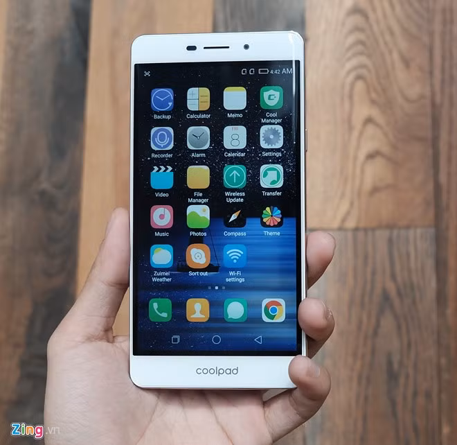 Coolpad Sky 3 được sử dụng bộ vi xử lý 4 nhân MediaTek 6735P tốc độ 1,0 GHz, nhân đồ họa Mali-T720, RAM 2 GB, bộ nhớ trong 16 GB, pin 2.500 mAh. Cấu hình này không thực sự xuất sắc trong tầm giá.