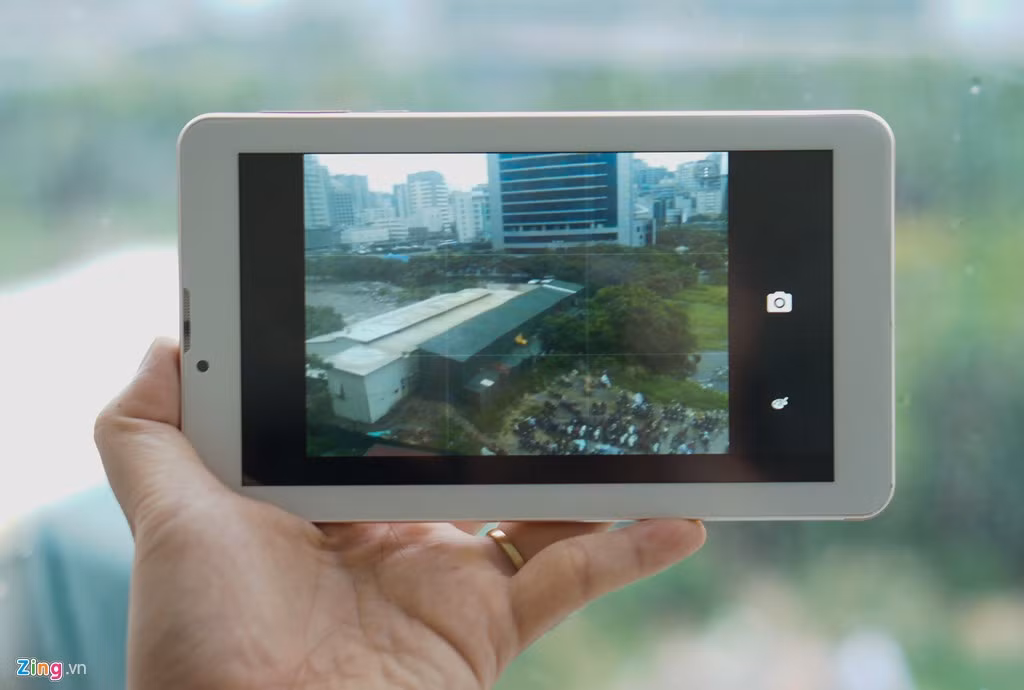 Máy sở hữu đầy đủ 2 camera với độ phân giải lần lượt 3 megapixel và VGA. Nếu muốn sở hữu một thiết bị chụp ảnh chất lượng khá, đây không phải lựa chọn cho bạn. Máy ảnh của Tab 715 cho chất lượng trung bình thấp. Độ chi tiết của hình ảnh không cao nhưng máy chụp và lưu ảnh khá nhanh.