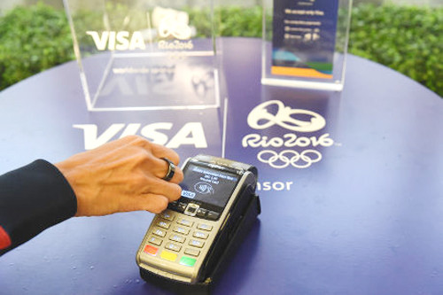 Nhân cơ hội này, hãng đã tạo ra một chiếc nhẫn thông minh tích hợp NFC giúp các vận động viên thanh toán một cách dễ dàng hơn tại kỳ Olympic năm nay chỉ bằng một cái vẫy tay. Được biết một số nhân viên Visa và các đối tác khác cũng sẽ có chiếc nhẫn này.