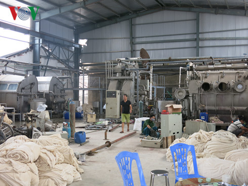 Nuoc song Day tham nau vi o nhiem nhuom det