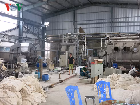 Nuoc song Day tham nau vi o nhiem nhuom det