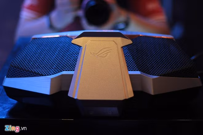 Bộ phận tản nhiệt cũng được thiết kế khá lớn với 2 két nước. Dung dịch làm mát còn được bổ sung thêm 1 số phụ gia giúp máy tránh bị rỉ sét, có thể hoạt động liên tục trong thời gian dài.