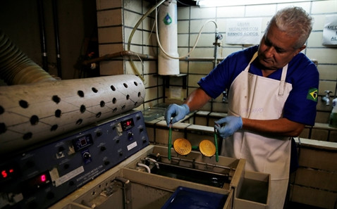 Tấm huy chương vàng nặng 500g (17,6 ounce).