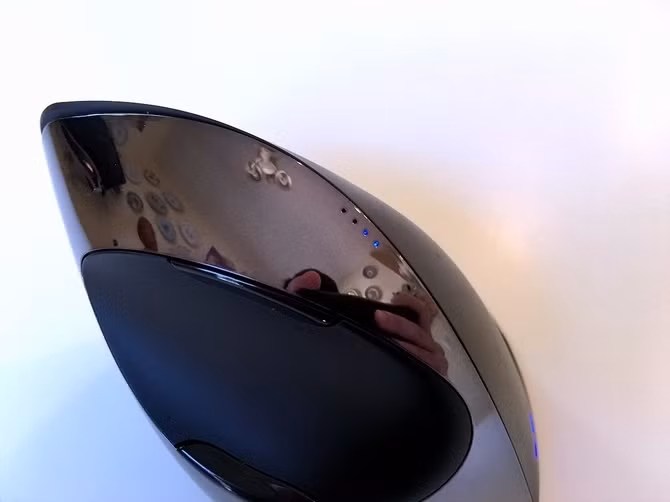 Vertical Mouse C sử dụng một đầu phát thông qua cổng USB để kết nối với máy tính, cũng giống như những thiết bị chuột không dây truyền thống khác.