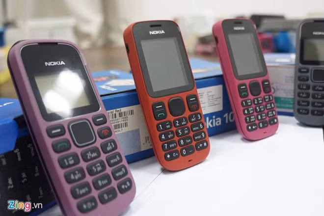 Dòng điện thoại Nokia “đập đá” với nhiều phiên bản hiếm như 1180, 101, 100... cũng nằm trong bộ sưu tập này.