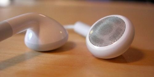 Apple được cho là sẽ trình làng mẫu tai nghe không dây riêng mang tên AirPods. Tuy nhiên đây là một phụ kiện cao cấp và được Apple bán riêng thay vì đặt trong hộp đựng iPhone.