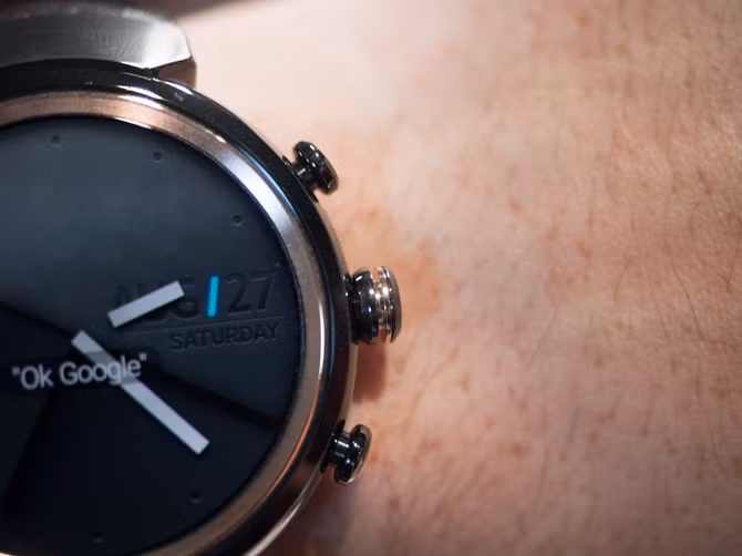 Đặc biệt, Zenwatch 3 là chiếc đồng hồ thông minh đầu tiên được trang bị công nghệ sạc nhanh mà Asus gọi là “HyperCharge”, theo đó, 15 phút sạc sẽ cung cấp 60% dung lượng cho viên pin 341mAh. Ngoài ra, còn có một phụ kiện đi kèm với chức năng như viên pin dự phòng cung cấp cho Zenwatch 3 thêm 40% pin.