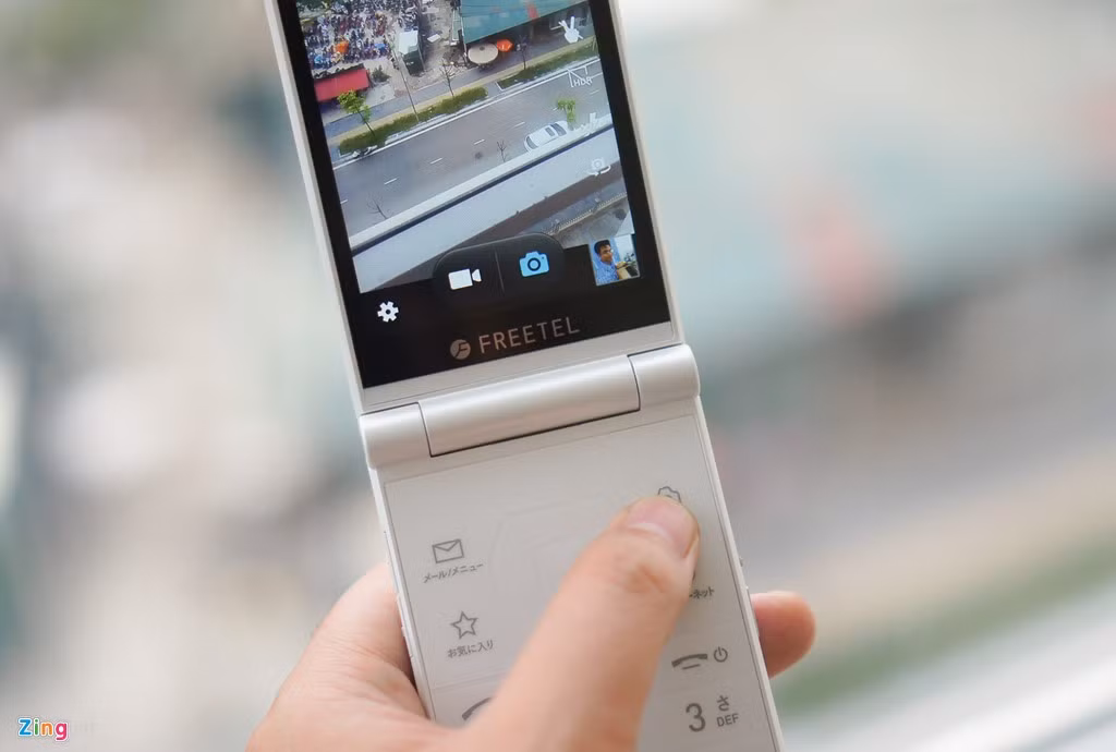 Khi mở máy và chụp ảnh, người dùng sẽ phải lưu ý đôi chút để không che mất phần camera của máy. Phần phía trên bàn phím (keypad) có bố trí nút chụp hình nhanh, mở email, duyệt web và tùy chọn một ứng dụng yêu thích nào đó.