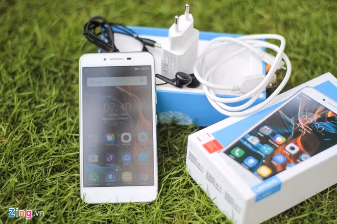 Phụ kiện đi kèm máy bao gồm; sách hướng dẫn, tai nghe, củ sạc và cáp USB.