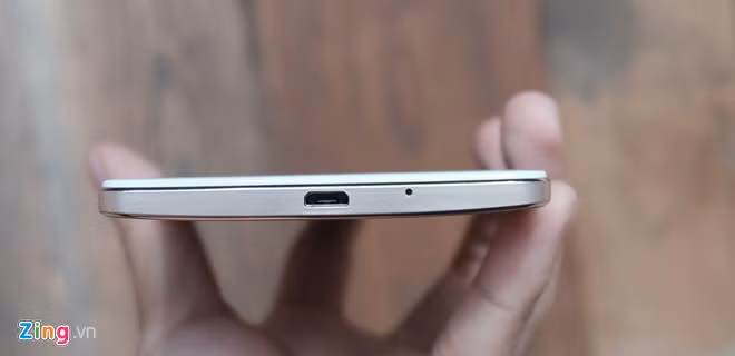 Cạnh dưới là mic và cổng sạc, độ hoàn thiện không cao.