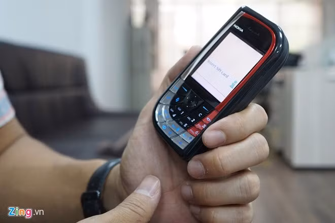 Nokia 7610 hay còn gọi là “chiếc lá” một thời là biểu tượng của dòng điện thoại thời trang. Đức Tuấn cho biết, đây là chiếc điện thoại anh phải mua lại nhiều lần. Gần nhất là sau khi đánh mất tại phòng trà ATB hồi cuối 2004.